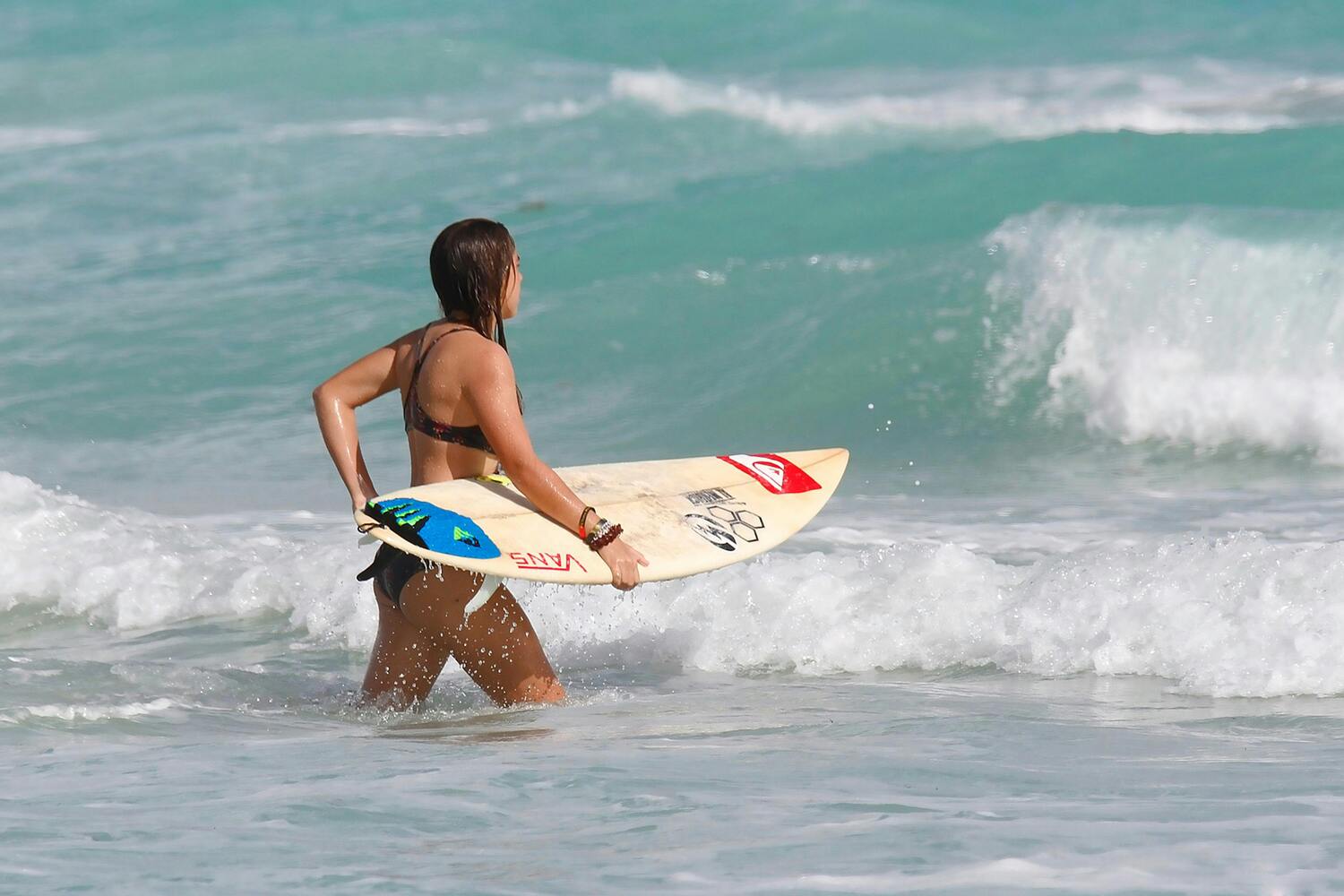 Comment choisir une combinaison pour le surf adaptée à chaque saison