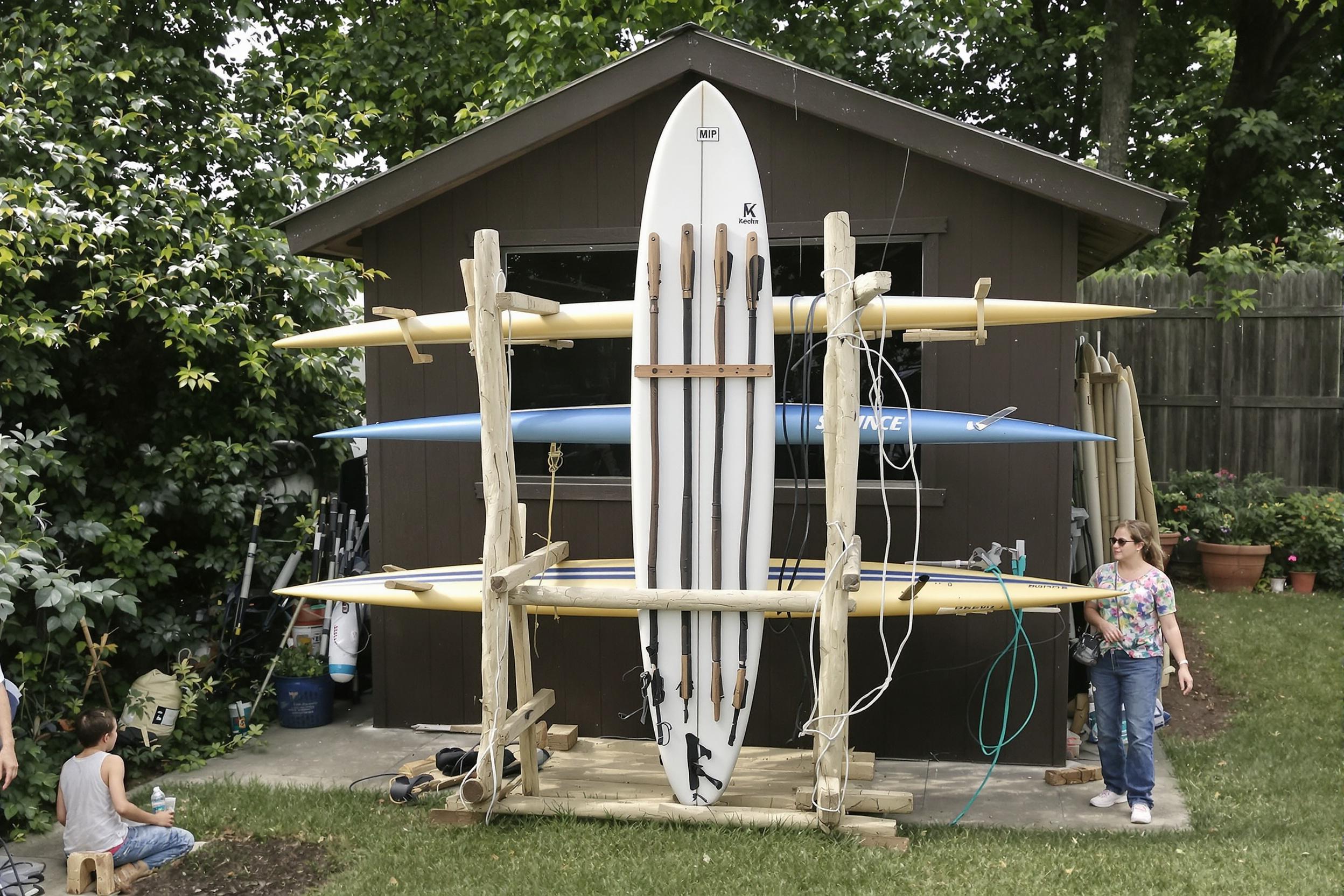 rack planche de surf vertical dans un abri de jardin