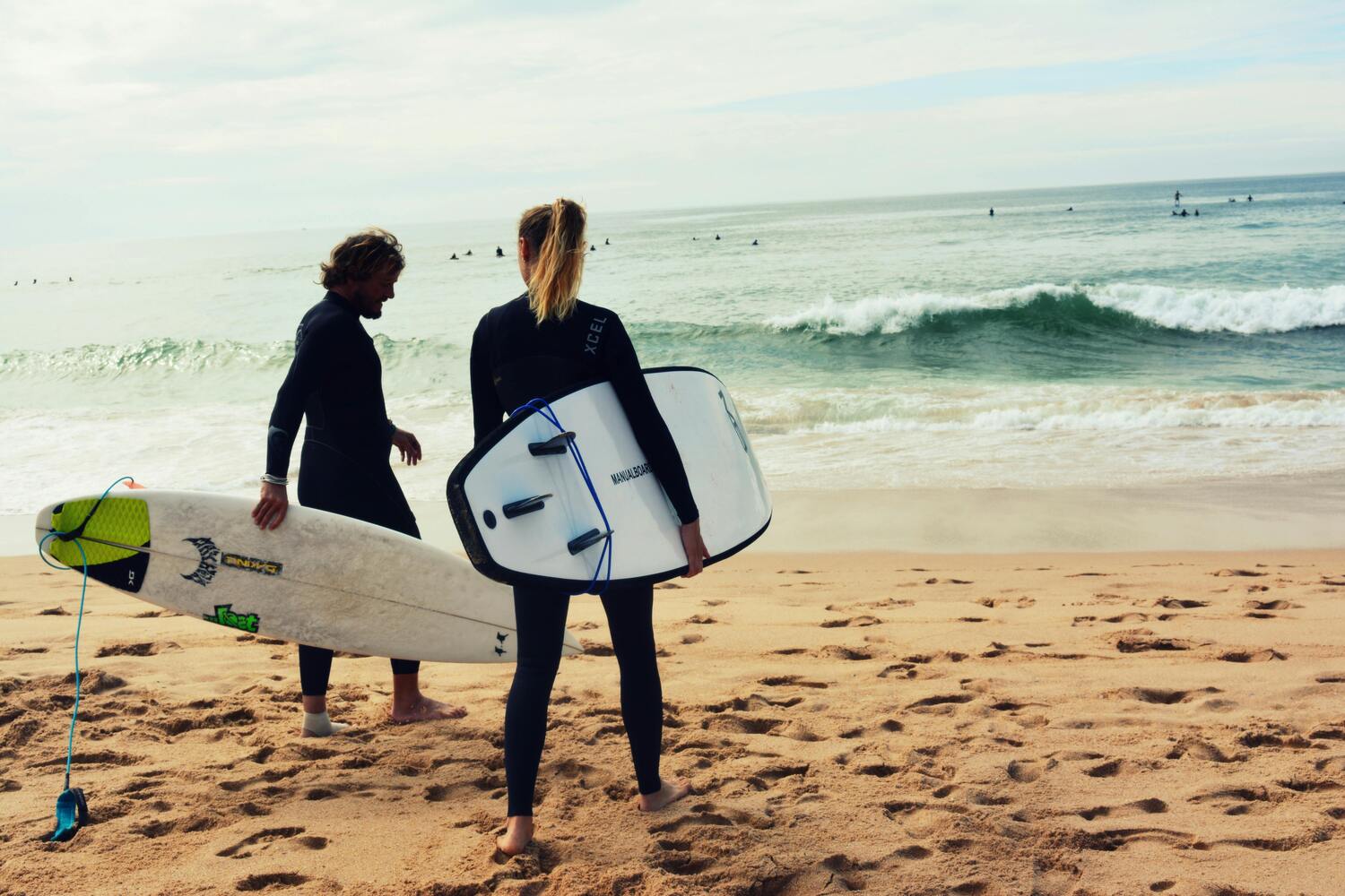 Guide débutant : bien choisir et manier une planche de surf !